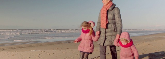 Oma met kleinkinderen strand